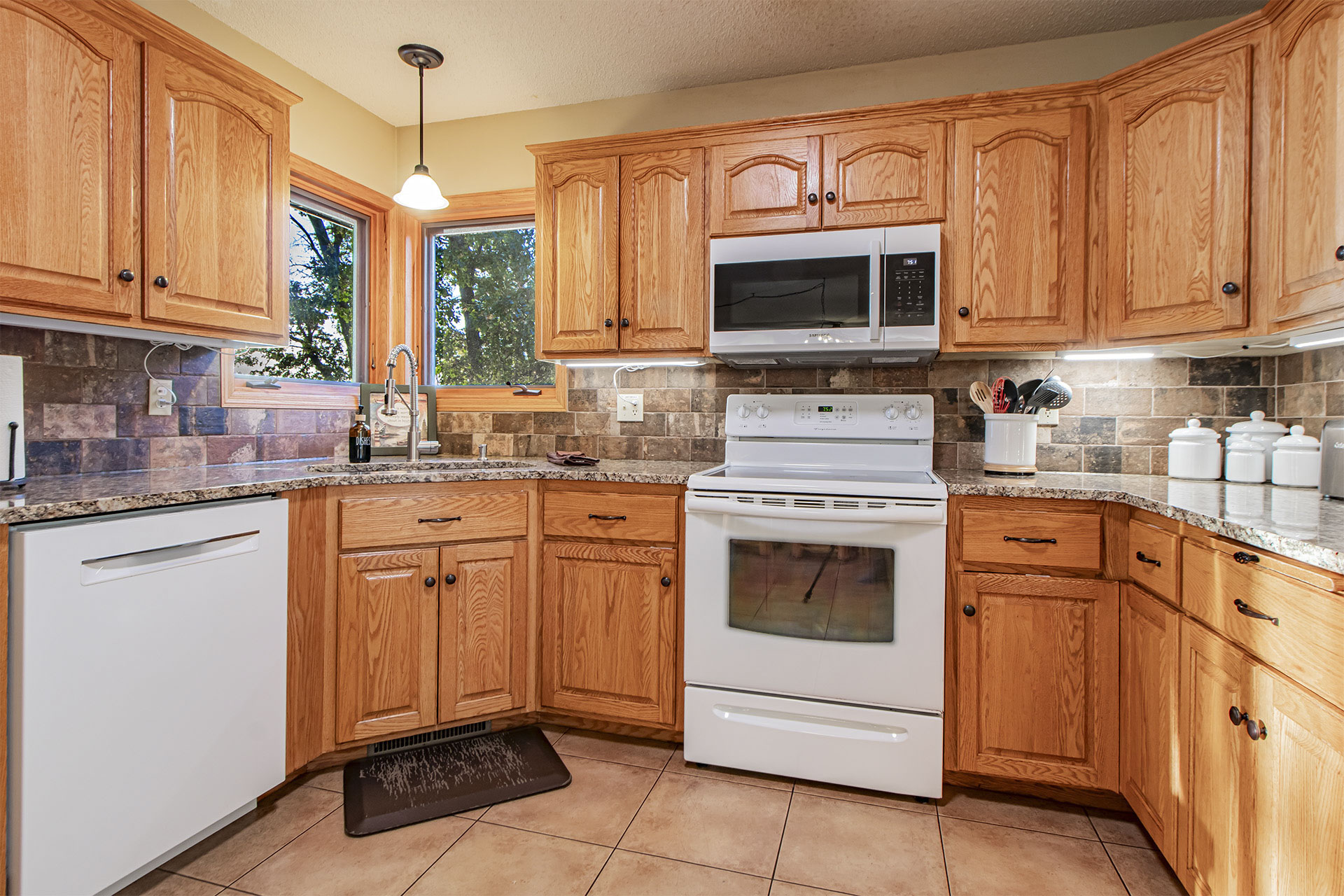 Loon Lodge Leech Lake - Kitchen - p04